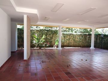 Venta de casa de dos pisos de 205.18 M2,en conjunto cerrado por la calle 8 al oriente de la ciudad.
