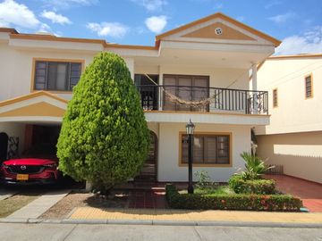 Venta de casa de dos pisos de 205.18 M2,en conjunto cerrado por la calle 8 al oriente de la ciudad.
