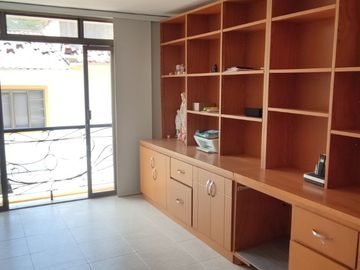 Venta de casa de dos pisos de 205.18 M2,en conjunto cerrado por la calle 8 al oriente de la ciudad.