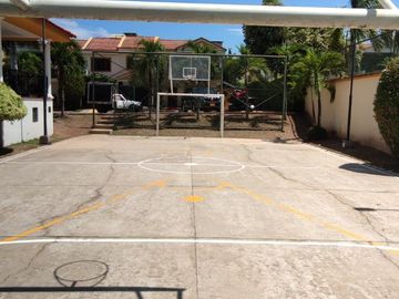 Venta de casa de dos pisos de 205.18 M2,en conjunto cerrado por la calle 8 al oriente de la ciudad.