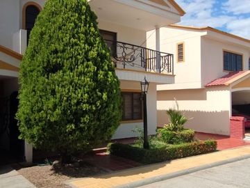 Venta de casa de dos pisos de 205.18 M2,en conjunto cerrado por la calle 8 al oriente de la ciudad.