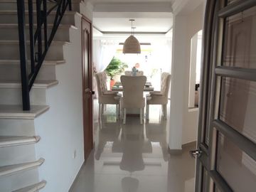 Venta de casa de dos pisos de 205.18 M2,en conjunto cerrado por la calle 8 al oriente de la ciudad.