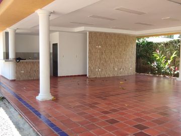 Venta de casa de dos pisos de 205.18 M2,en conjunto cerrado por la calle 8 al oriente de la ciudad.