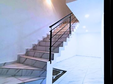 HERMOSA CASA TOTALMENTE NUEVA, MINIMALISTA, CON UN DISEÑO ÚNICO Y JAMÁS REPETIDO DENTRO DEL FRACCIONAMIENTO ÁRBOLEDA DEL “CENTENARIO” UBICADO EN CASAS