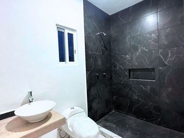 HERMOSA CASA TOTALMENTE NUEVA, MINIMALISTA, CON UN DISEÑO ÚNICO Y JAMÁS REPETIDO DENTRO DEL FRACCIONAMIENTO ÁRBOLEDA DEL “CENTENARIO” UBICADO EN CASAS