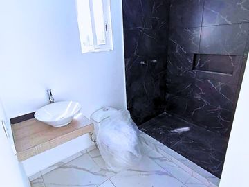 HERMOSA CASA TOTALMENTE NUEVA, MINIMALISTA, CON UN DISEÑO ÚNICO Y JAMÁS REPETIDO DENTRO DEL FRACCIONAMIENTO ÁRBOLEDA DEL “CENTENARIO” UBICADO EN CASAS