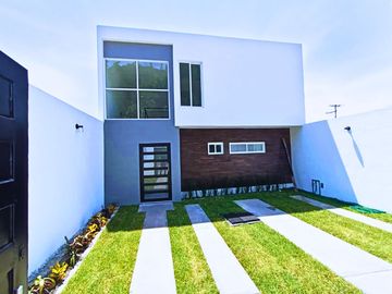 HERMOSA CASA TOTALMENTE NUEVA, MINIMALISTA, CON UN DISEÑO ÚNICO Y JAMÁS REPETIDO DENTRO DEL FRACCIONAMIENTO ÁRBOLEDA DEL “CENTENARIO” UBICADO EN CASAS
