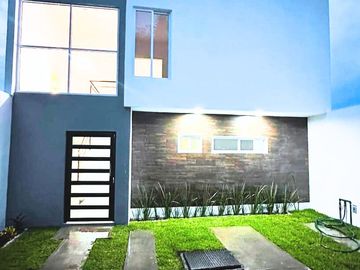 HERMOSA CASA TOTALMENTE NUEVA, MINIMALISTA, CON UN DISEÑO ÚNICO Y JAMÁS REPETIDO DENTRO DEL FRACCIONAMIENTO ÁRBOLEDA DEL “CENTENARIO” UBICADO EN CASAS
