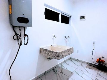 HERMOSA CASA TOTALMENTE NUEVA, MINIMALISTA, CON UN DISEÑO ÚNICO Y JAMÁS REPETIDO DENTRO DEL FRACCIONAMIENTO ÁRBOLEDA DEL “CENTENARIO” UBICADO EN CASAS