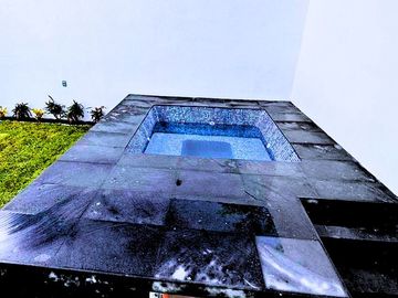 HERMOSA CASA TOTALMENTE NUEVA, MINIMALISTA, CON UN DISEÑO ÚNICO Y JAMÁS REPETIDO DENTRO DEL FRACCIONAMIENTO ÁRBOLEDA DEL “CENTENARIO” UBICADO EN CASAS