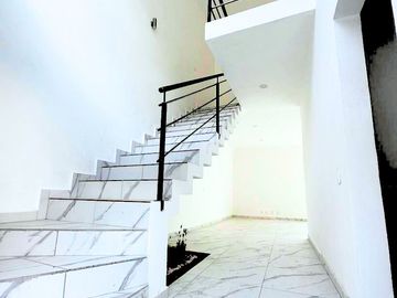 HERMOSA CASA TOTALMENTE NUEVA, MINIMALISTA, CON UN DISEÑO ÚNICO Y JAMÁS REPETIDO DENTRO DEL FRACCIONAMIENTO ÁRBOLEDA DEL “CENTENARIO” UBICADO EN CASAS
