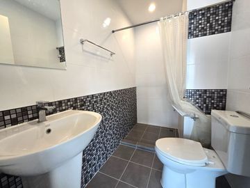 Townhome for sale, corner house, Siri Place Village, Rangsit, spacious area. Located at the beginning of the project, near the clubhouse, swimming poo