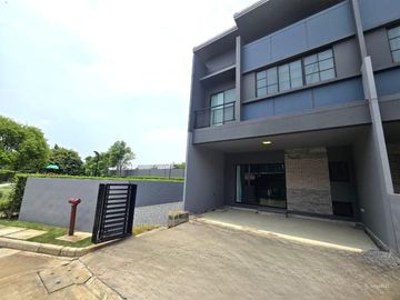 Townhome for sale, corner house, Siri Place Village, Rangsit, spacious area. Located at the beginning of the project, near the clubhouse, swimming poo