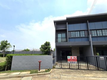 Townhome for sale, corner house, Siri Place Village, Rangsit, spacious area. Located at the beginning of the project, near the clubhouse, swimming poo