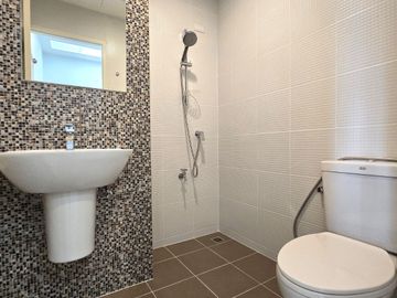 Townhome for sale, corner house, Siri Place Village, Rangsit, spacious area. Located at the beginning of the project, near the clubhouse, swimming poo