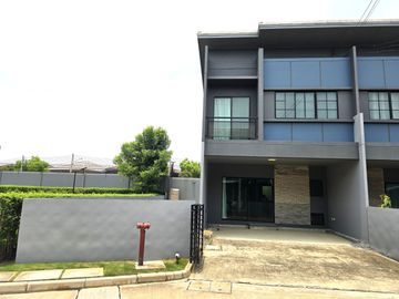 Townhome for sale, corner house, Siri Place Village, Rangsit, spacious area. Located at the beginning of the project, near the clubhouse, swimming poo