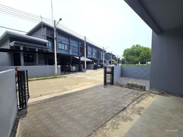 Townhome for sale, corner house, Siri Place Village, Rangsit, spacious area. Located at the beginning of the project, near the clubhouse, swimming poo