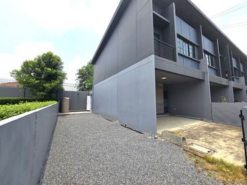 Townhome for sale, corner house, Siri Place Village, Rangsit, spacious area. Located at the beginning of the project, near the clubhouse, swimming poo