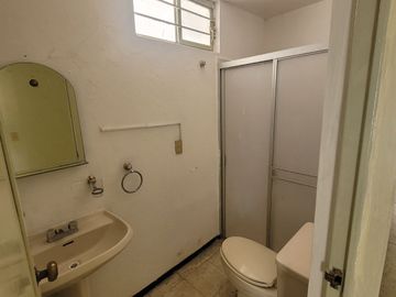 Casa con doble accesos a unos metros de Calle Morelos.