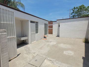 Casa con doble accesos a unos metros de Calle Morelos.