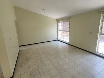 Casa con doble accesos a unos metros de Calle Morelos.
