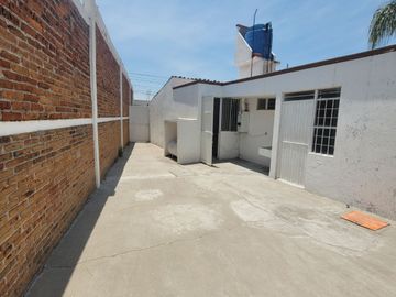 Casa con doble accesos a unos metros de Calle Morelos.
