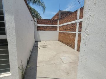 Casa con doble accesos a unos metros de Calle Morelos.