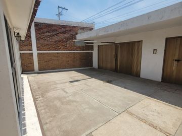 Casa con doble accesos a unos metros de Calle Morelos.
