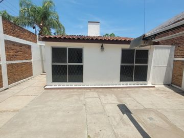 Casa con doble accesos a unos metros de Calle Morelos.