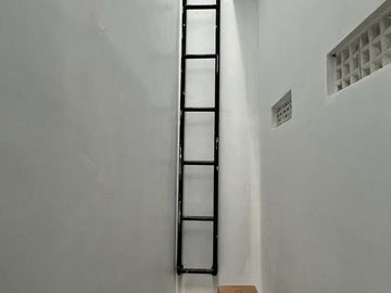 Dijual Hunian 2 Lt Semi Furnished di Graha Raya 11831-NY 0811111----