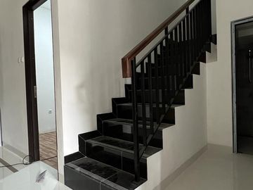 Dijual Hunian 2 Lt Semi Furnished di Graha Raya 11831-NY 0811111----