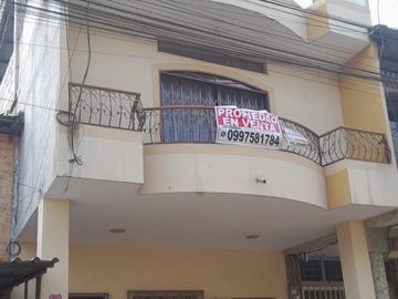 casa rentera de dos pisos con terraza
