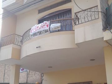 casa rentera de dos pisos con terraza