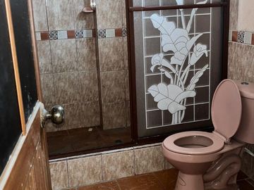 casa rentera de dos pisos con terraza