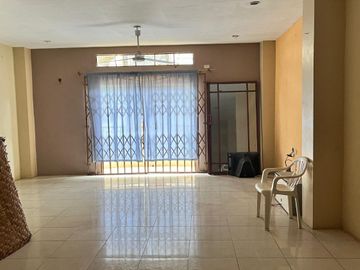 casa rentera de dos pisos con terraza