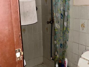 casa rentera de dos pisos con terraza
