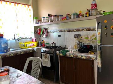 casa rentera de dos pisos con terraza