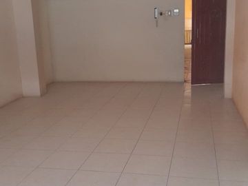 casa rentera de dos pisos con terraza
