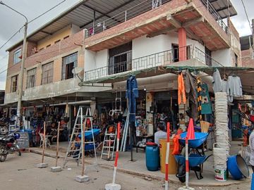 VENDO CASA EN ZONA COMERCIAL POR EL MERCADO MODELO DE PIURA