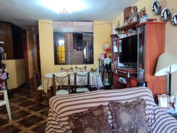 VENDO CASA EN ZONA COMERCIAL POR EL MERCADO MODELO DE PIURA