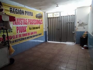 VENDO CASA EN ZONA COMERCIAL POR EL MERCADO MODELO DE PIURA