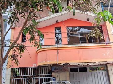 VENDO CASA EN ZONA COMERCIAL POR EL MERCADO MODELO DE PIURA