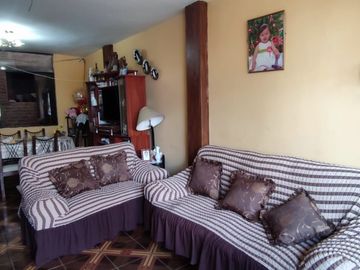 VENDO CASA EN ZONA COMERCIAL POR EL MERCADO MODELO DE PIURA