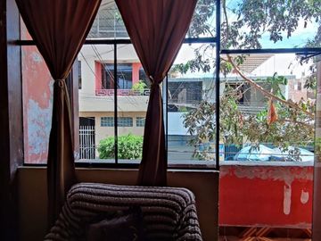 VENDO CASA EN ZONA COMERCIAL POR EL MERCADO MODELO DE PIURA