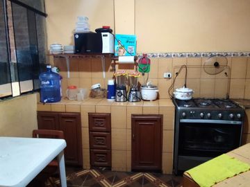 VENDO CASA EN ZONA COMERCIAL POR EL MERCADO MODELO DE PIURA