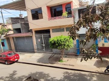 VENDO CASA EN ZONA COMERCIAL POR EL MERCADO MODELO DE PIURA