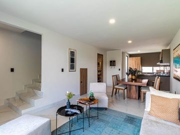CASA CON ALBERCA, EN CONDOMINIO A 15 MINUTOS DE CUERNAVACA, MORELOS; MÉXICO.