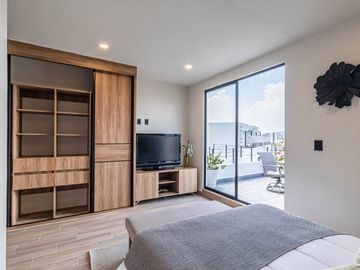CASA CON ALBERCA, EN CONDOMINIO A 15 MINUTOS DE CUERNAVACA, MORELOS; MÉXICO.