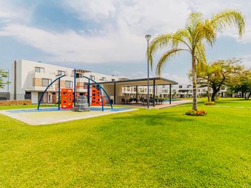 CASA CON ALBERCA, EN CONDOMINIO A 15 MINUTOS DE CUERNAVACA, MORELOS; MÉXICO.