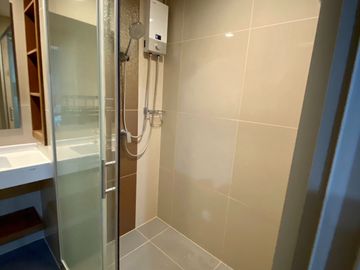 1 Bedroom Condominium for Rent at IDEO Phahol-Jatujak